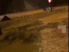 福建暴雨:男子开车被淹踹车门逃生登上热搜，什么情况？（图）