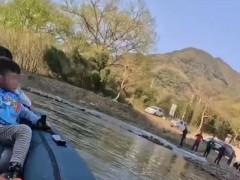 男子带娃漂流遭4人用鹅卵石袭击登上热搜，什么情况？（图）