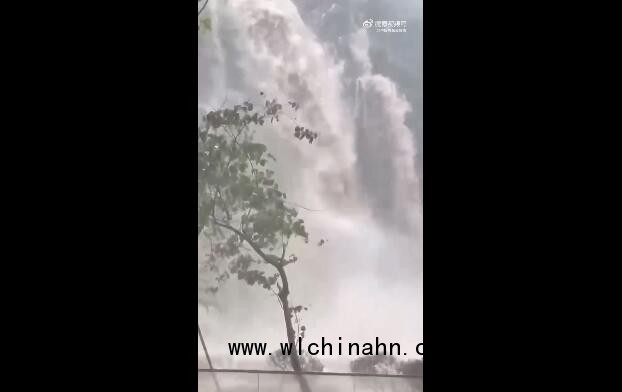 珠海暴雨 医院后山下出巨大瀑布