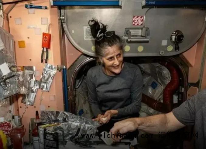 滞留太空的美宇航员瘦成锥子脸