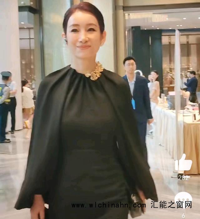 秦海璐又在金鸡后台睡着了 展现独特松弛感