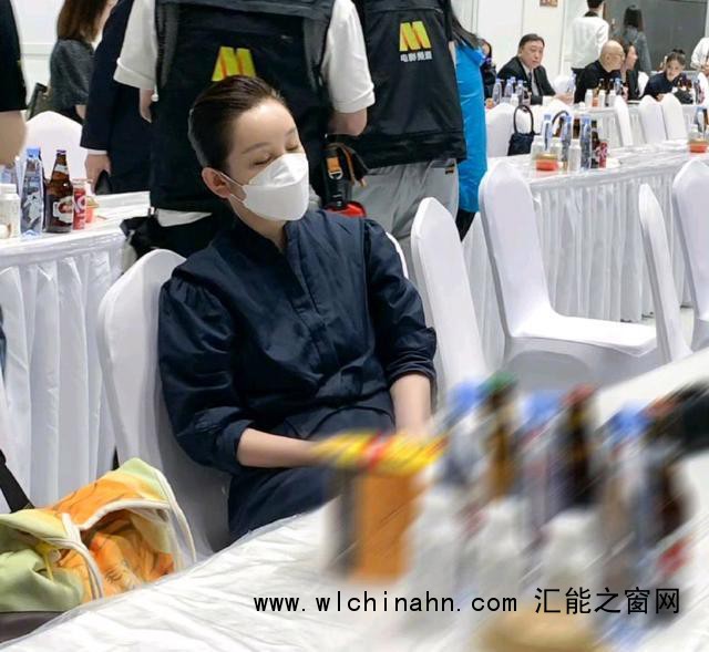 秦海璐又在金鸡后台睡着了 展现独特松弛感