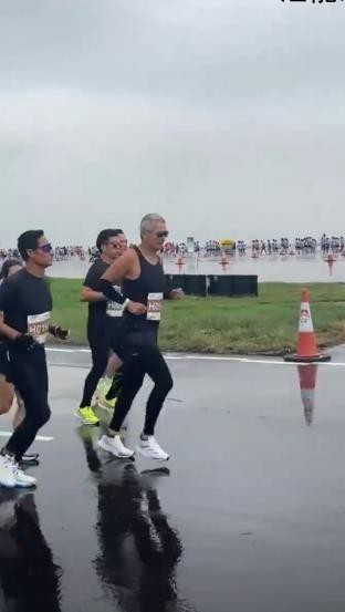 周润发已满头白发