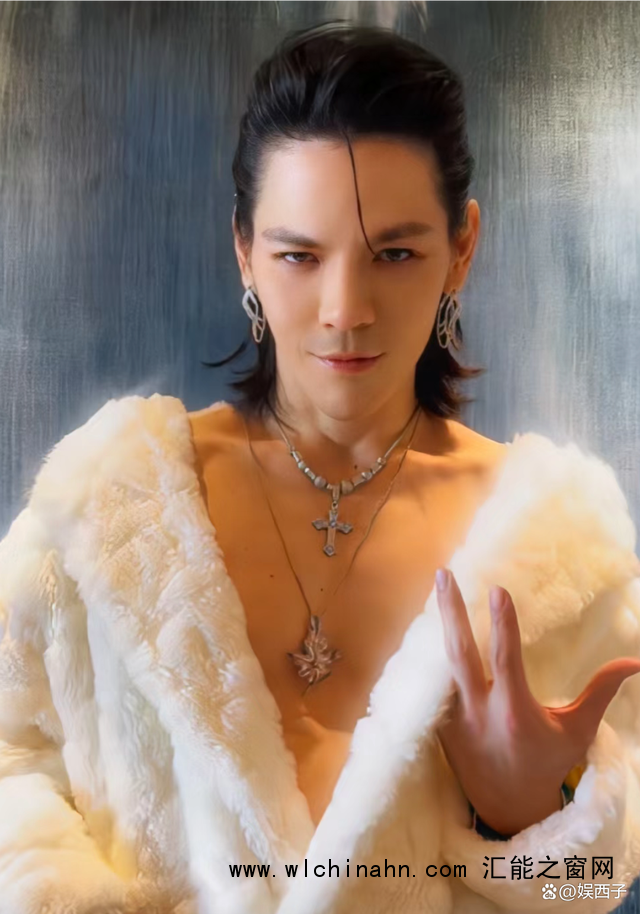 向佐直播穿火辣小香风 网友：要瞎了 富二代的惊人努力