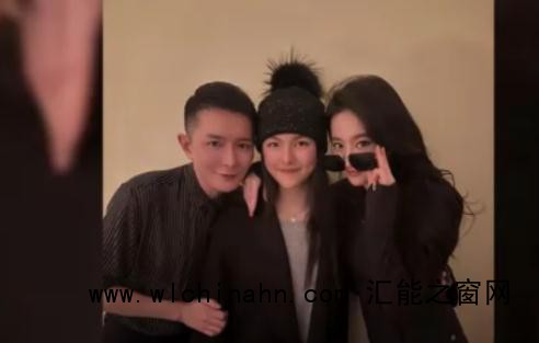 刘亦菲搂王诗龄合影