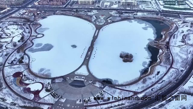 新疆一个湖冻成水晶蝴蝶