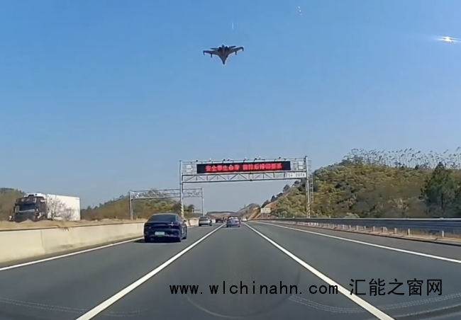   男子回家遇战机从头顶掠过羡慕坏了