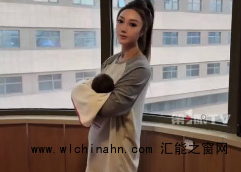 47岁女子升级做奶奶晒抱孙子合影，网友：&ldquo;少女感&rdquo;十足