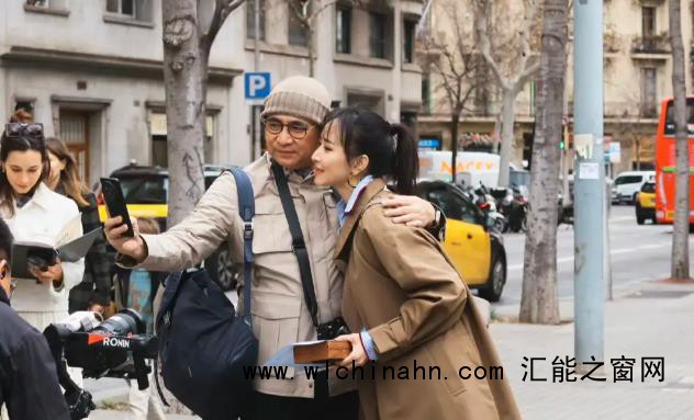 胡静老公跪在地上帮她拍照 