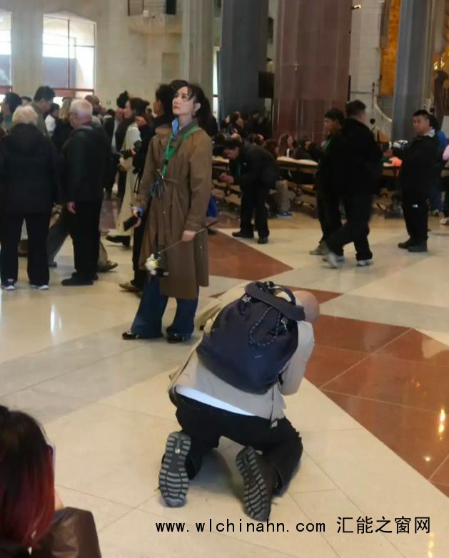 胡静老公跪在地上帮她拍照 