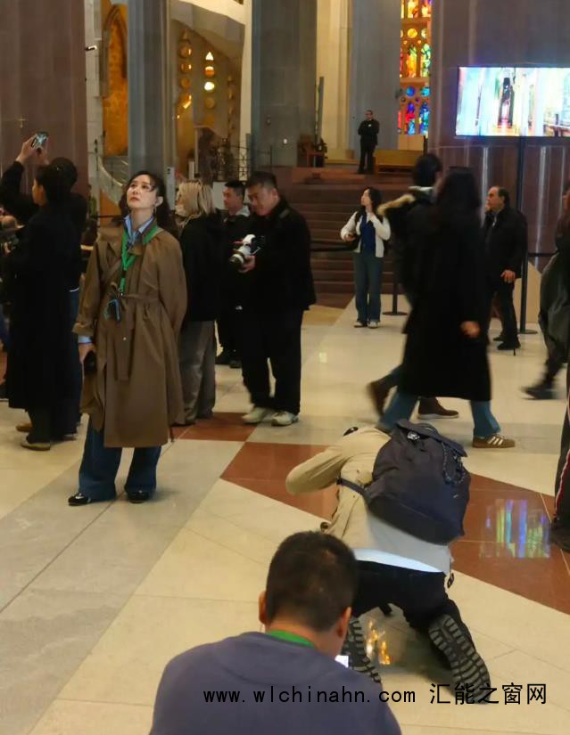 胡静老公跪在地上帮她拍照 