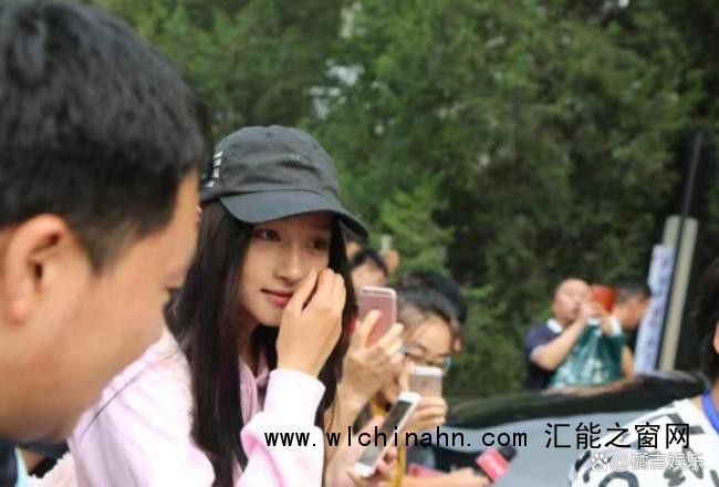 关晓彤被传分手后现身