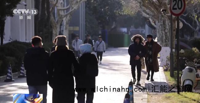 大学老师说AI作文全判0分 高校立规矩限AI使用