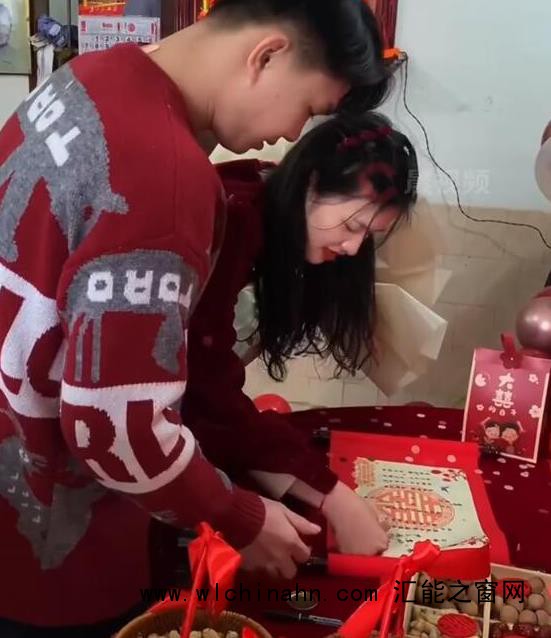 00后小伙把大学班主任娶回家