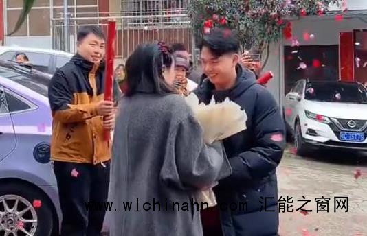 00后小伙把大学班主任娶回家