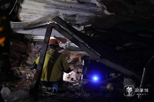 多名中国玉石商人被埋缅甸废墟下 救援队伍紧急搜救