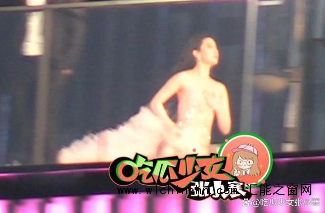 刘亦菲穿拖尾裙奔跑好像在逃公主