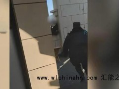 30层楼顶男子救下轻生女孩 究竟发生了什么？
