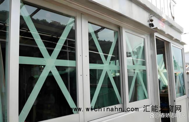 男子住32楼为防大风将窗户全封死 机智防范获赞