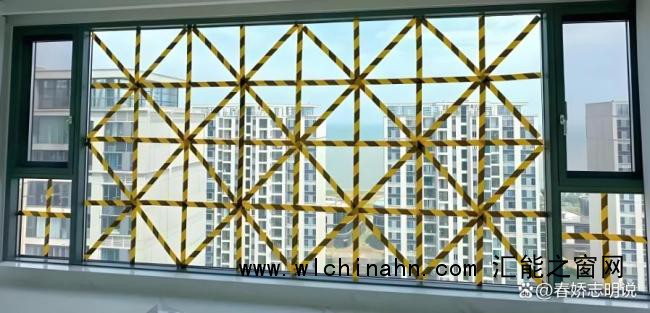 男子住32楼为防大风将窗户全封死 机智防范获赞