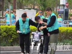 机器人“累到头掉”坚强无头奔跑 究竟发生什么？