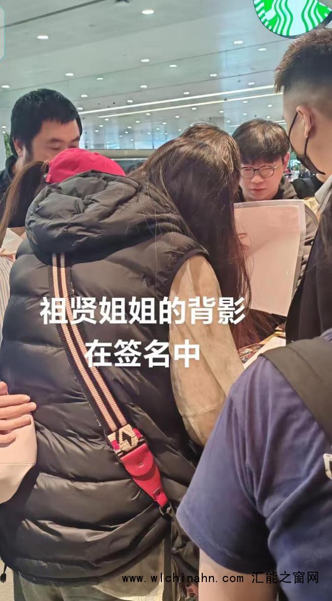 王祖贤现身上海 眉眼美丽气质优雅 昔日女神风采依旧