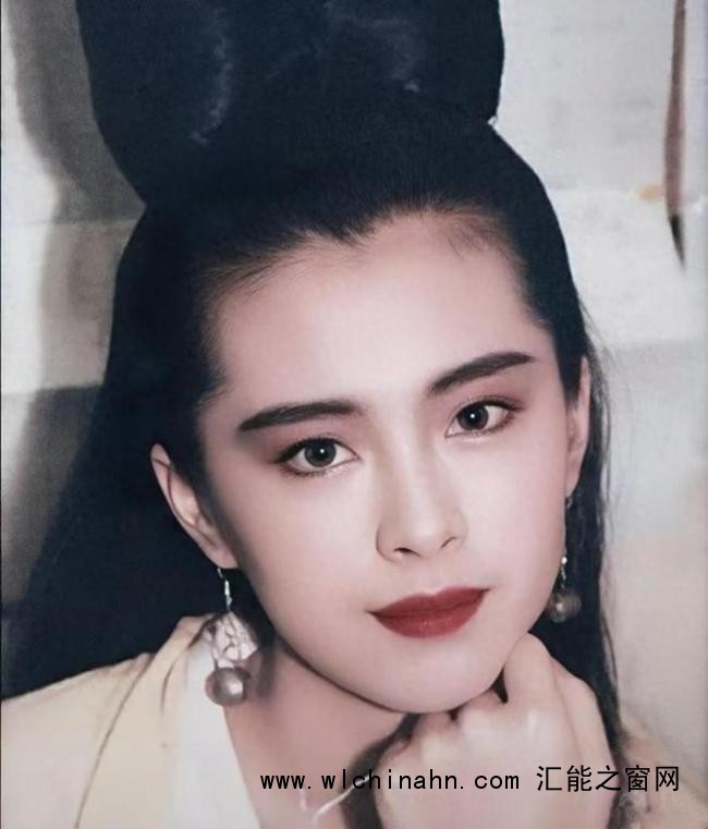 王祖贤现身上海 眉眼美丽气质优雅