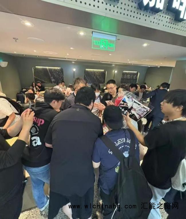 王祖贤现身上海 眉眼美丽气质优雅 昔日女神风采依旧