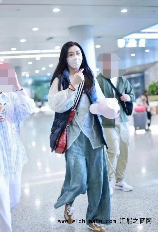 王祖贤现身上海 眉眼美丽气质优雅 昔日女神风采依旧