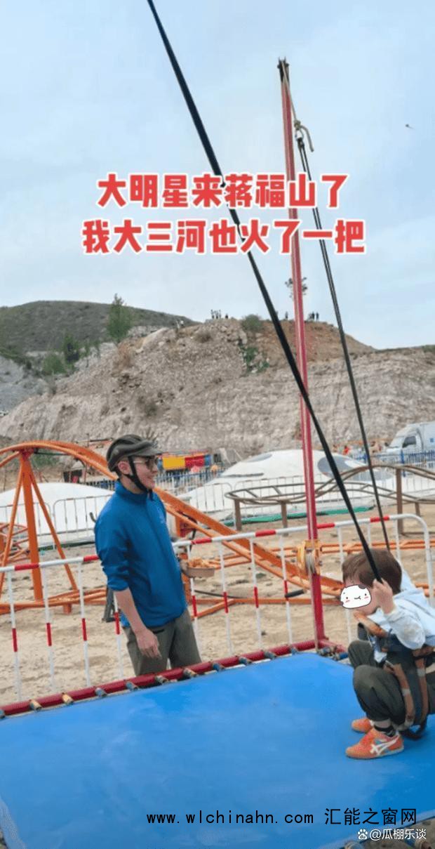 撒贝宁夫妇带儿女骑行 妻子白到发光 真实家庭生活获赞