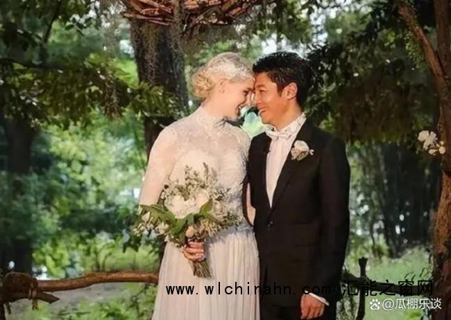 撒贝宁夫妇带儿女骑行 妻子白到发光