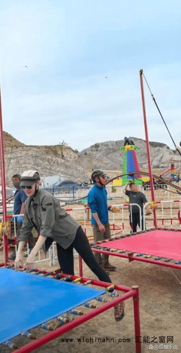 撒贝宁夫妇带儿女骑行 妻子白到发光 真实家庭生活获赞