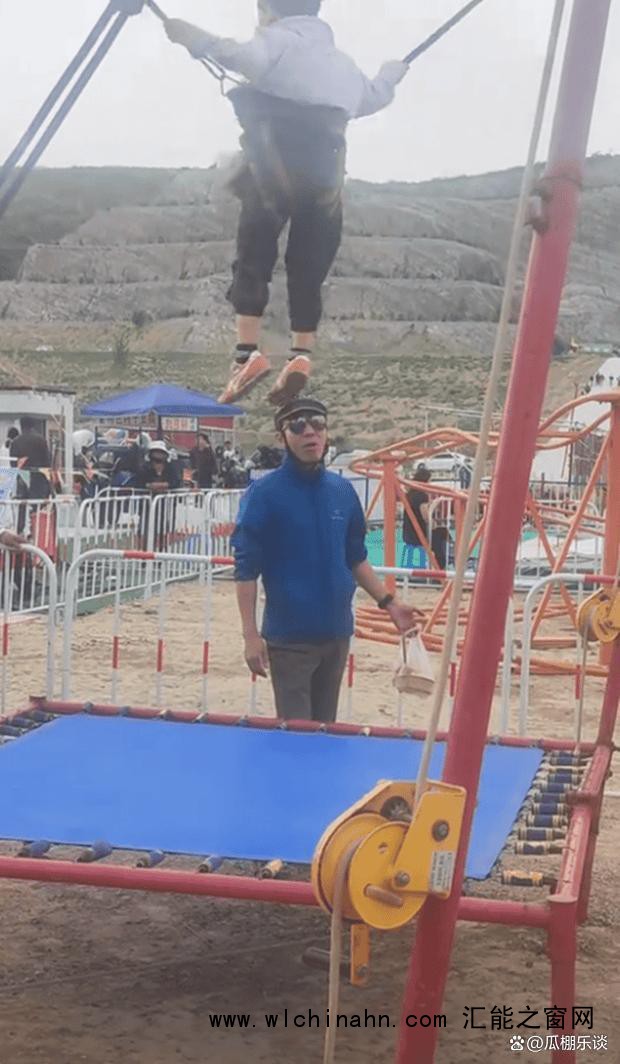 撒贝宁夫妇带儿女骑行 妻子白到发光 真实家庭生活获赞