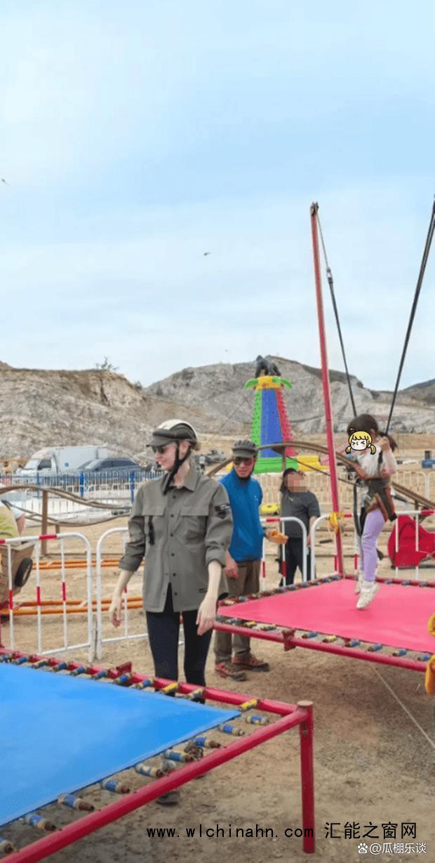 撒贝宁夫妇带儿女骑行 妻子白到发光 真实家庭生活获赞