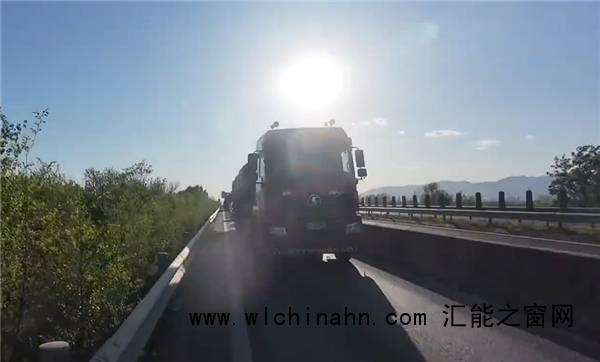 高速堵车源头竟是司机在睡觉 离谱原因引发热议