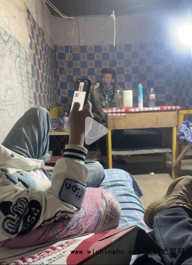 异瞳治沙少年被曝摆拍作秀 本人回应 团队合作争议升级