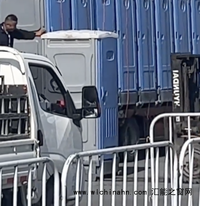 女子上移动厕所不料被带上了高速