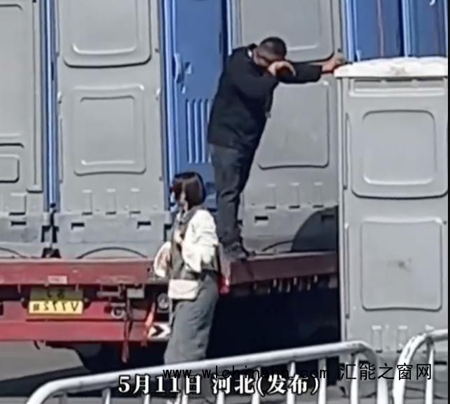 女子上移动厕所不料被带上了高速