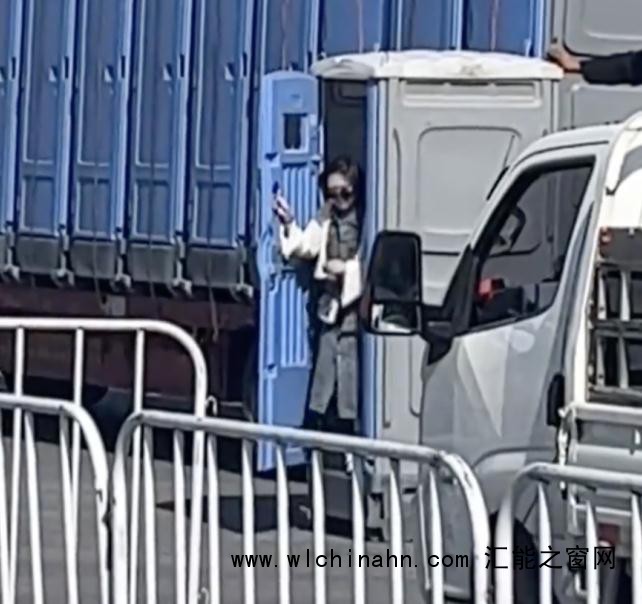 女子上移动厕所不料被带上了高速