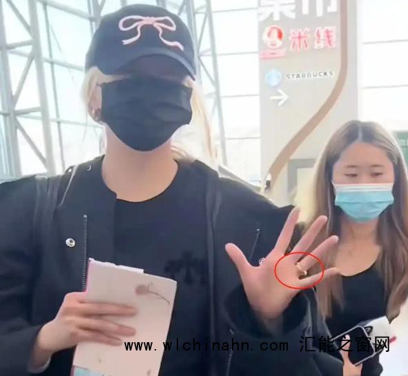 关晓彤左手无名指戴戒指
