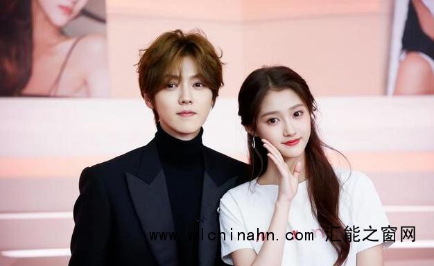 关晓彤左手无名指戴戒指