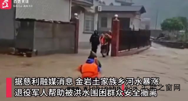 张家界暴雨洪水从家中穿流而过
