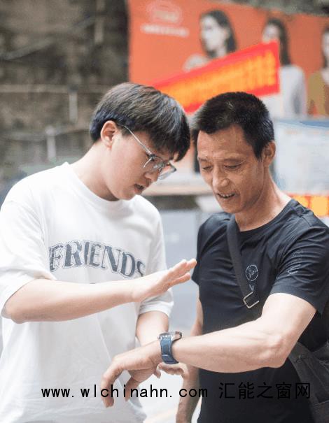 “棒棒”父亲收到了儿子的礼物
