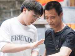 “棒棒”父亲收到了儿子的礼物 究竟发生了什么？