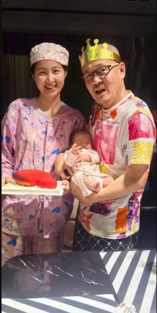 58岁歌手光头李进与小25岁妻子生子