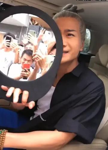 何晟铭回应用镜子照代拍