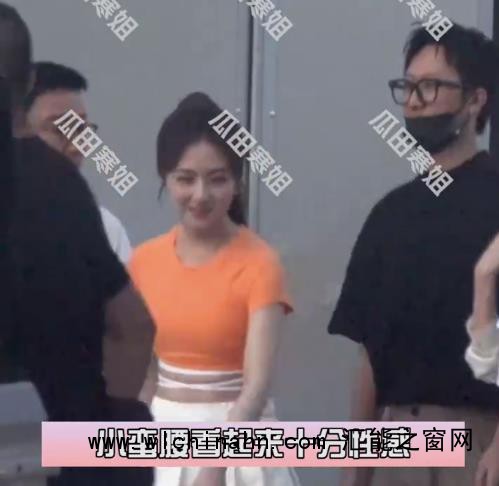 李兰迪穿露脐上衣大秀小蛮腰现身影棚