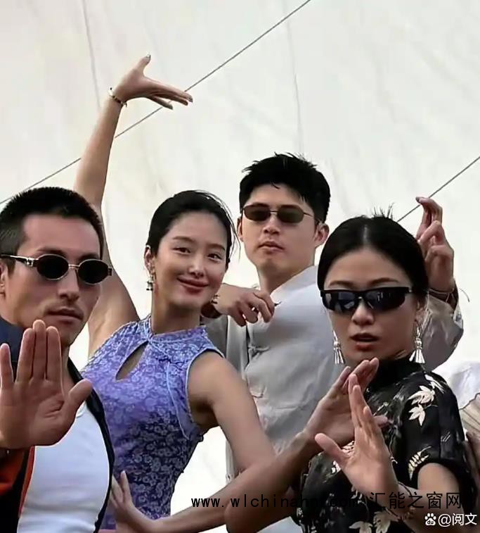 杨采钰首晒豪门老公合照 