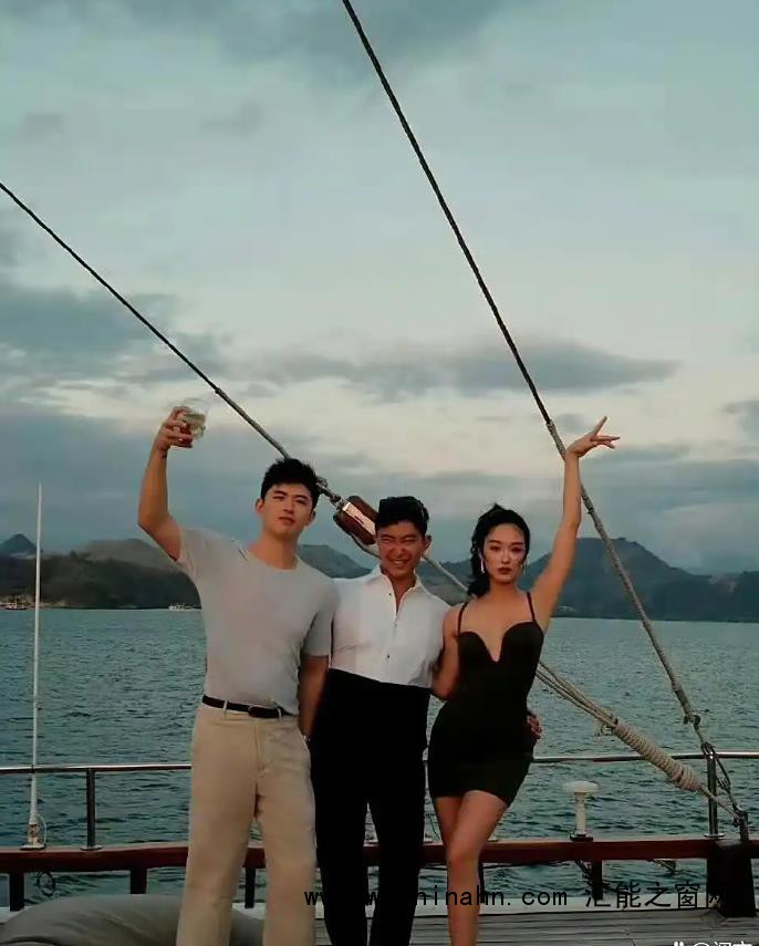 杨采钰首晒豪门老公合照 