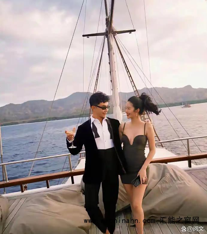 杨采钰首晒豪门老公合照 